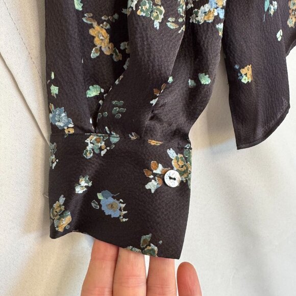Vince Black Blue Scattered Floral Print 100% Silk Mother of Pearl Button Blouse - Picture 9 of 16